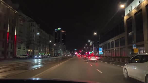 Rozstrzelany Nad Głową Samochodów Jeżdżących Wielopasmowych Przedmieściach Warszawy Nocy Polsce — Wideo stockowe