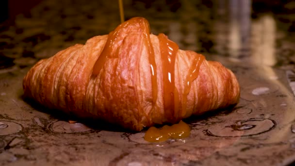 Croissant Caramelo Amêndoa Fatia Doce Delicioso Foto Alta Qualidade — Vídeo de Stock