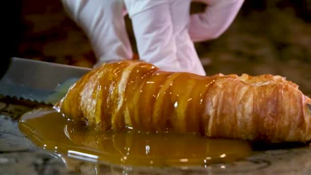 Mãos Chef Luvas Cortar Uma Deliciosa Sobremesa Macia Arejada Croissant — Vídeo de Stock
