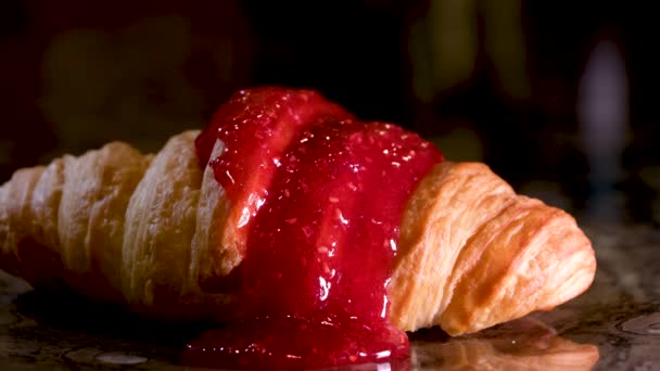 Sebuah Aliran Selai Raspberry Mengalir Dari Botol Sepotong Croissant Tutup — Stok Video