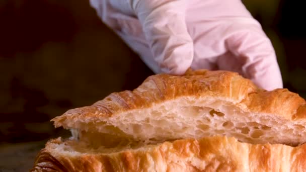 Primo Piano Croissant Taglio Rotazione Cerchio Croissant Francese Turning Concentrazione — Video Stock