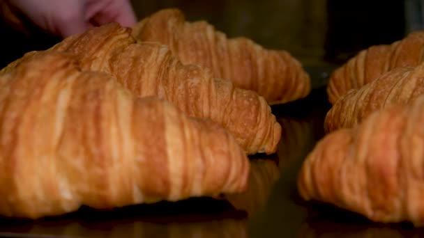 Närbild Croissant Som Snurrar Skivspelare Högkvalitativ Film — Stockvideo