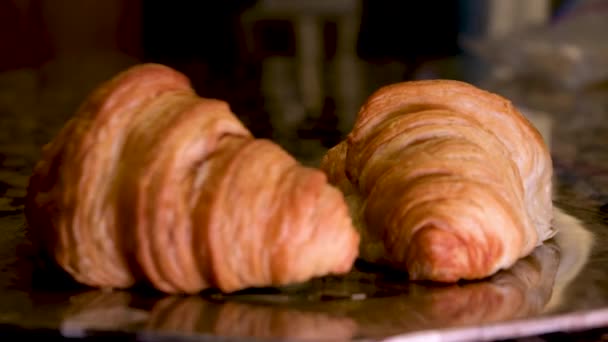 Croissant Faller Köksbordet Långsamt Högkvalitativ Film — Stockvideo