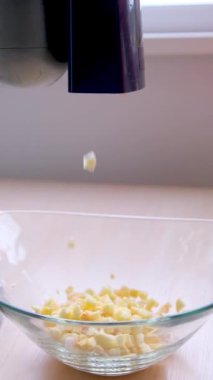 Yiyecek işlemcisi reçel yapmak için elmayı dilimliyor. Yüksek kaliteli FullHD görüntüler