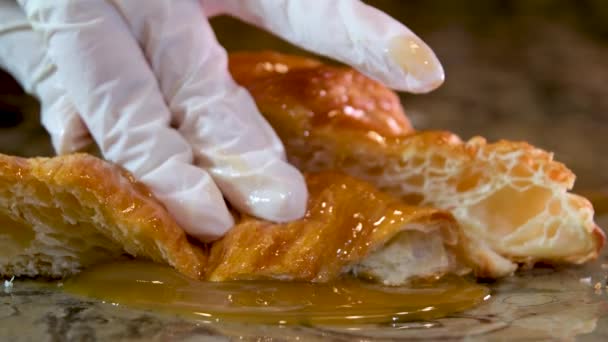 Geschnitten Von Frischem Französischem Croissant Nahaufnahme Blätterteig Hochwertiges Filmmaterial — Stockvideo