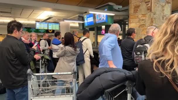 Personas Están Espera Equipaje Llegada Aeropuerto Vancouver 2023 — Vídeos de Stock