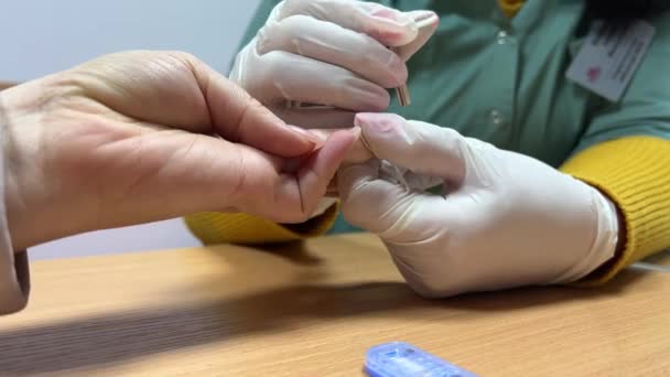 Parmak Kan Testi Eldivenli Ellerin Kan Örneği Alması Kan Testlerini — Stok video