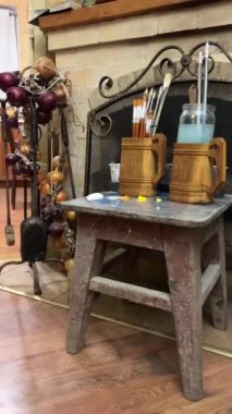 Çeşitli boya fırçalarının arka planında suluboya boya boya setleri ve sanatçı paleti. Yüksek kaliteli FullHD görüntüler