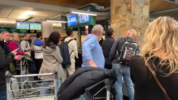 Ludzie Czekają Swój Bagaż Przyjeździe Vancouver Pasa Bagażowego Wygląd Patrząc — Wideo stockowe