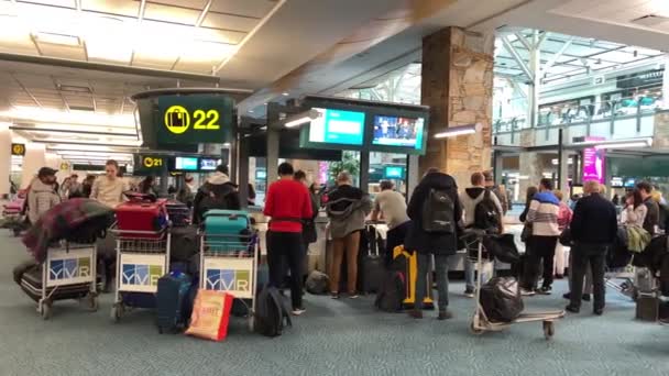 Luggages Moving Airport Conveyor Belt Overhead View Vancouver Canada 2023 — Stock Video