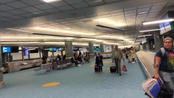 Άνθρωποι Του Αεροδρομίου Βαλίτσες Τροχούς Περνούν Από Άδειο Μεγάλο Διάδρομο — Αρχείο Βίντεο