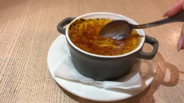 Cuoco Cuochi Creme Brulee Con Bruciatore Gas Dessert Cucina Casalinga — Video Stock