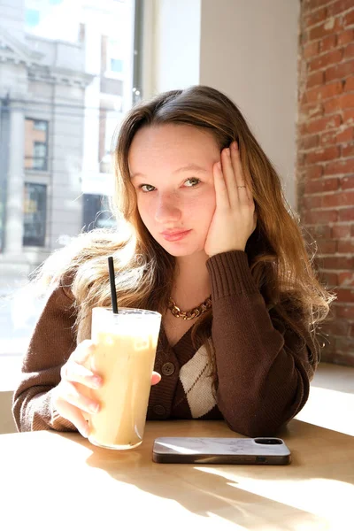 Adolescente Com Uma Xícara Café Frio Latte Restaurante Café Contra — Fotografia de Stock