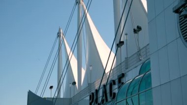 Kanada Meydanı ve Vancouver limanı ve rıhtımındaki ticari binalar gemilerin geldiği insanlar gökdelenlerde geziniyorlar Pasifik Okyanusu 'ndaki yüksek binalarda.