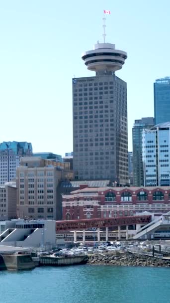 加拿大温哥华市中心的商业建筑和港口 船只到达那里 人们在摩天大楼中漫步太平洋 — 图库视频影像