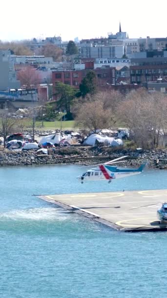 一架直升机在加拿大温哥华的背景下起飞 从市中心的鸟瞰游览到城市的风流游览 水以不同的波浪从不同的方向流出 — 图库视频影像