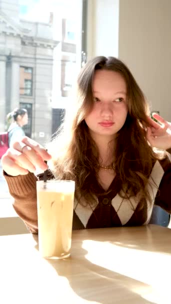 Έφηβη Κοπέλα Ένα Φλιτζάνι Κρύο Καφέ Latte Στο Εστιατόριο Καφέ — Αρχείο Βίντεο