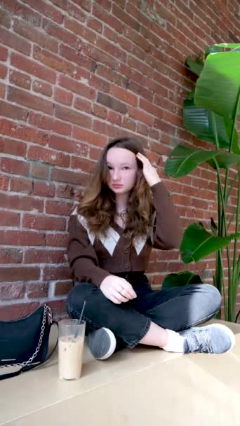 Gadis Remaja Dengan Secangkir Kopi Latte Dingin Kafe Restoran Dengan — Stok Video