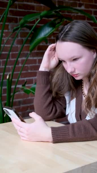Mladá Krásná Žena Pomocí Mobilního Telefonu Moderní Kavárně Roztomilá Usměvavá — Stock video