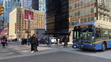 İstasyon Sky Train Greenvil Island İstasyonu farklı ulaşım tramvayları insanlar yol boyunca yürüyor gökdelenler büyük Kanada Vancouver 2023 'te hayat tam gaz devam ediyor.