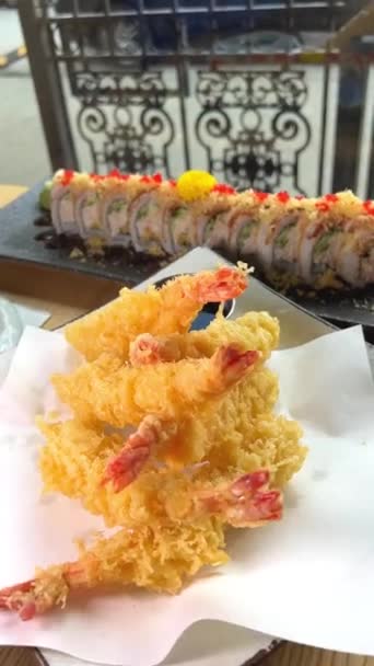 Placu Prostokątne Talerze Smażone Krewetki Sushi Azjatyckie Jedzenie Restauracja Serwująca — Wideo stockowe