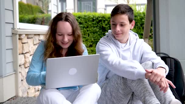 Treinamento Online Meninos Menina Perto Laptop Sentar Alpendre Casa Forte — Vídeo de Stock