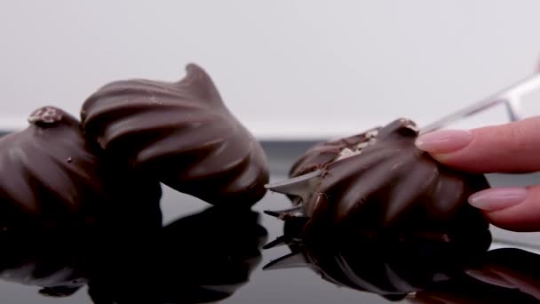 Cortado Trozos Malvaviscos Blancos Cremosos Chocolate Con Leche Deliciosos Dulces — Vídeos de Stock