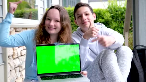 Popolare Cool Foto Adolescenti Possesso Laptop Verde Bordo Croma Chiave — Video Stock