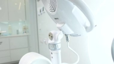 Poluse 'un ötesinde, diş UV lazer beyazlatma cihazıyla gelişmiş beyazlatma sistemi gözlüklerle korunuyor. Açık renkli lazer ve florlu Ukrayna Vinnitsa 2023