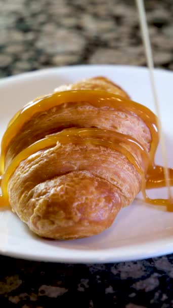 Croissant Caramel Migdałowy Kawałek Słodki Pyszny Wysokiej Jakości Zdjęcie — Wideo stockowe