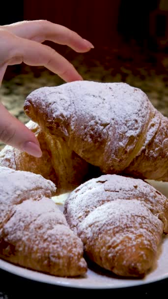 Cukier Puder Ciepłe Chrupiące Croissant Pieczone Gotowane Strona Główna Pieczenie — Wideo stockowe