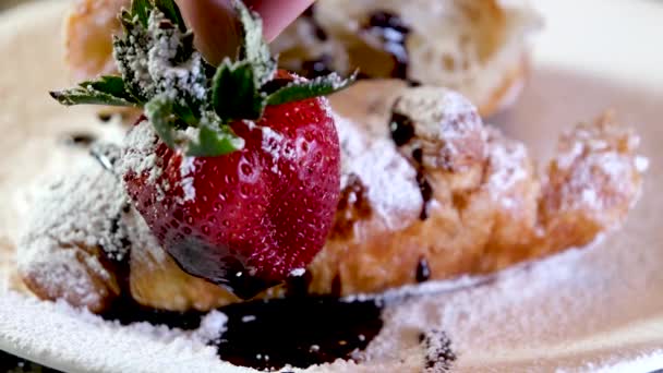 Zanurzyć Świeże Smaczne Truskawki Apetyczne Ciemnej Czekoladzie Tle Politov Croissant — Wideo stockowe