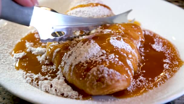 Mãos Chef Luvas Cortar Uma Deliciosa Sobremesa Macia Arejada Croissant — Vídeo de Stock