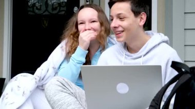 Bir bilgisayarın elinde verandada oturur kendini battaniyeyle örtersin. İçten bir kahkaha atarsın. Gençler ilginç hikâyeler anlatırlar.