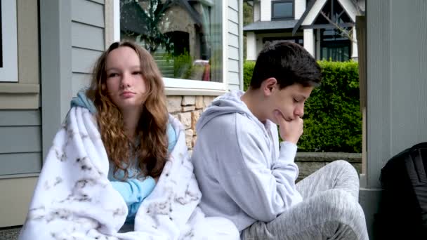 男の子と10代の女の子の恨み思春期の子供たちの心理的な問題は周りを見回すために背を向けて座っている友人になりたい最初の愛 — ストック動画