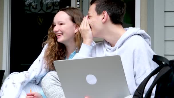 コンピュータを手にした10代の若者たちが物語のゴシップ話を真剣に話し合う友人たちとの会話 — ストック動画
