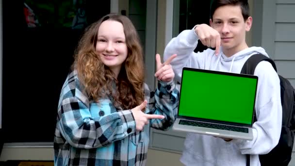 Teenager Junge Teenager Mädchen Tanzen Freude Zeigt Finger Green Screen — Stockvideo