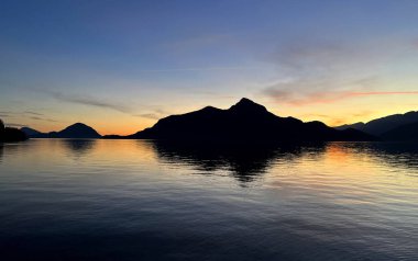 Gün batımında kumsalda renkli bir gün doğumu. Yüksek kalite fotoğraf