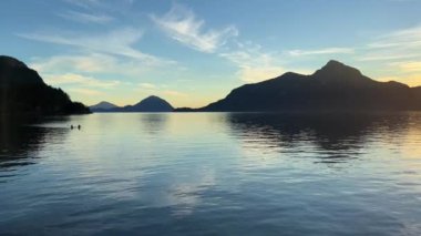Seyahat acentesi Porteau Cove Provincial Park Sunset City için arka plan Pasifik Okyanusu 'na yansıyan suya batmış ayna görüntüsü yaratan kamera doğanın güzelliğini yavaş yavaş yakalıyor.