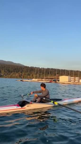 Jeden Kanoe Loď Teenager Chlapec Sedí Veslice Snaží Veslovat Otáčet — Stock video