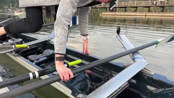 女教练教学生如何在划船时上船 以及如何在春天拧螺丝钉 她在踩水前拧下螺丝钉 — 图库视频影像