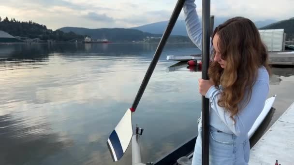 Girl Flowing Hair Falls Oar Boy Stand Rowing Boat Old — Stock Video