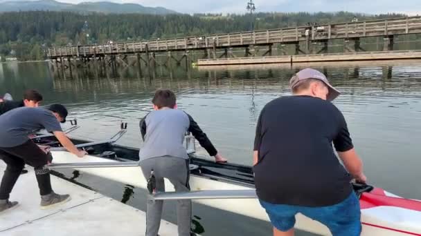 Sportschule Wassersport Rudern Teenager Senken Das Boot Ins Wasser Sie — Stockvideo