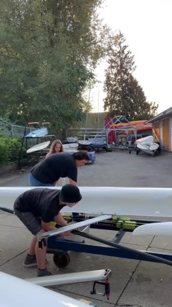 在加拿大 划船学校的教练员在给孩子们上皮划艇课时 教孩子们如何把桨放在双人船下 然后再把桨运到海里 — 图库视频影像
