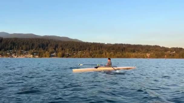 Adolescente Diligentemente Remo Barco Para Uma Pessoa Mar Montanhas Natureza — Vídeo de Stock