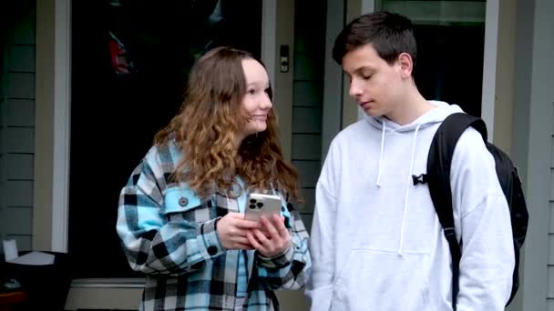 Adolescentes Falando Olhando Para Telefone Mostrando Redes Sociais Outros Perfis — Vídeo de Stock