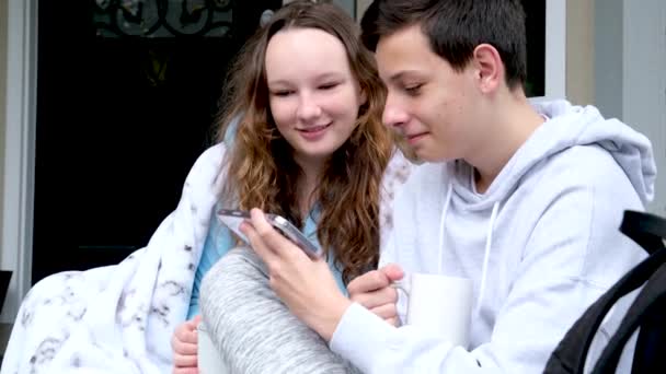 Teenager Picknick Jungen Und Mädchen Sitzen Auf Der Veranda Ihren — Stockvideo