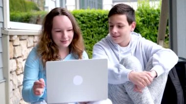 Erkekler online ders yapıyor. Sosyal ağlar izliyor. Dışarıda oturmuş gerçek insanlarla canlı sohbetler ediyor.