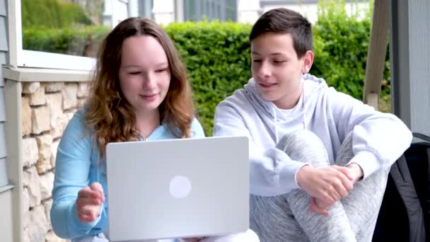 Jongens Tiener Meisjes Doen Online Lessen Taak Kijken Film Sociale — Stockvideo