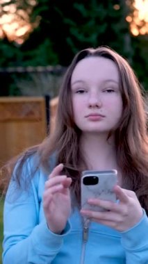 Asya 'lı kadınlar güler, eğlenceli sohbetler yaparlar. Uygulamada yazarlar, rahatlarlar, viral canlı video oyunu izlerler. Posta düğmesine basarlar, aşk gibi takip ederler, paylaşırlar ve gülümseyen emoji ikonu gönderirler.